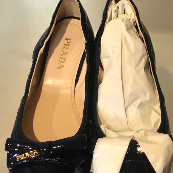 NWT Prada Navy Patent Leather Bow Scrunch Flats - Picture 2 of 5